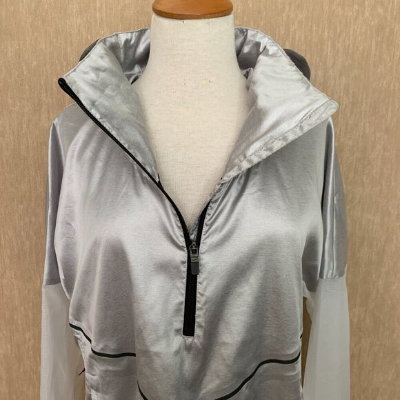 Nike Women's Silver Reflective Hooded Running Jacket - Size Large - Picture 8 of 10